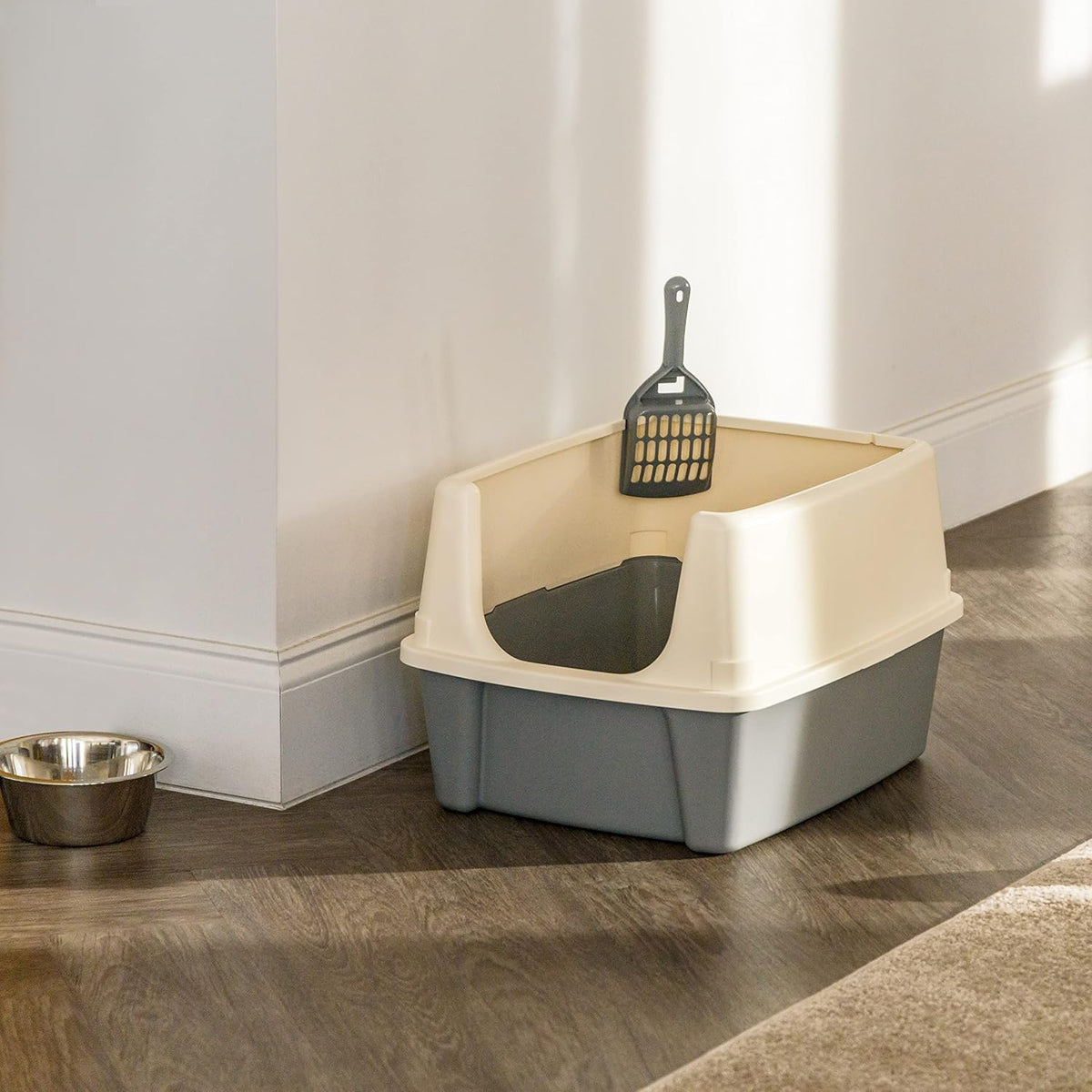 Amazon Basics Large Cat Litter Box with High Sides, Open Top for Easy Access, Includes Scoop with Storage, 19" x 15" x 1