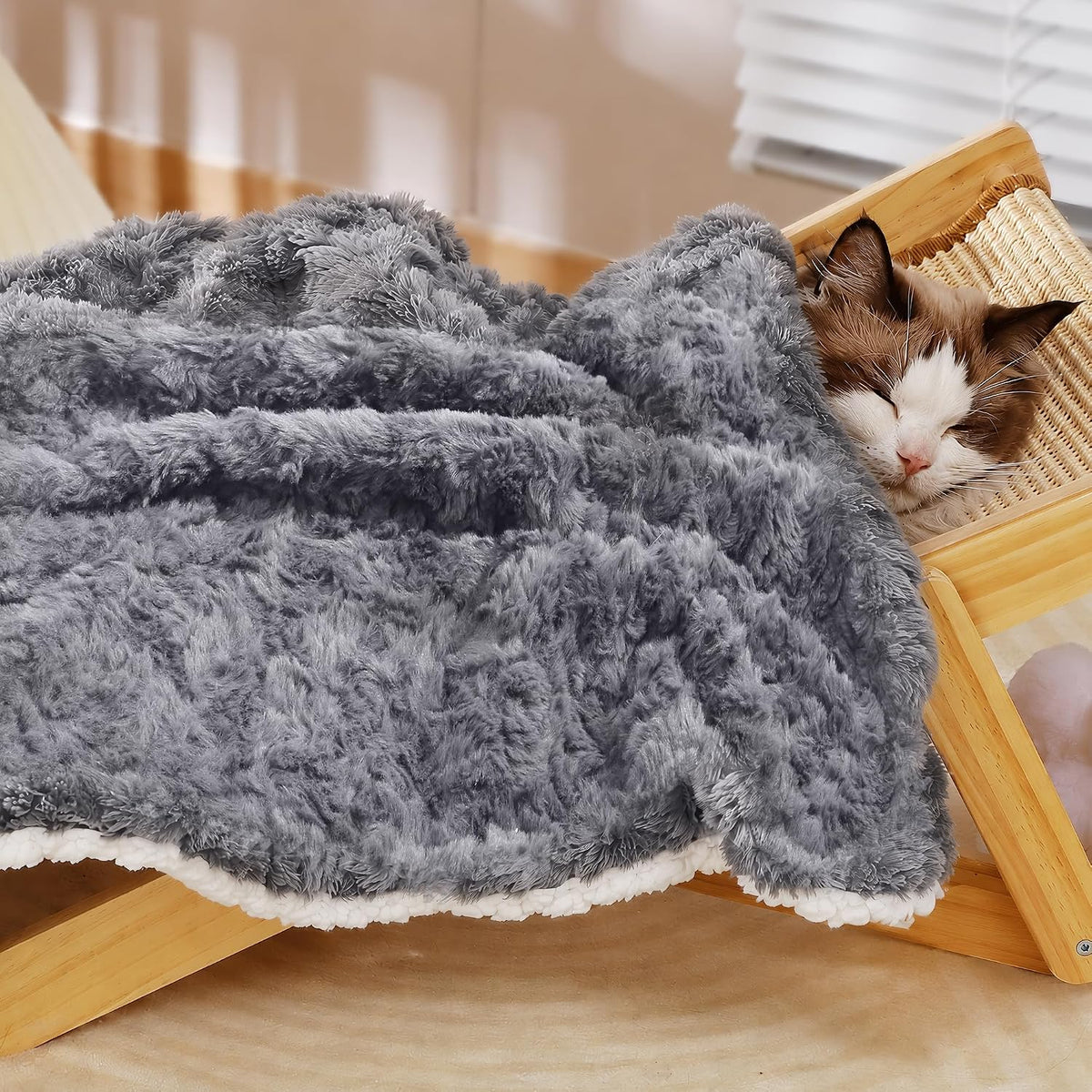 Cat Blanket for Indoor Cats, Soft Faux Fur & Sherpa, Dark Grey